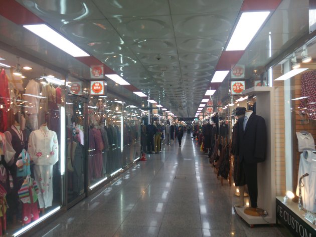 洋服が多く売られている永登浦市場地下商店街